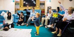 요양원서 어린이 문화교실… 어르신과 아이, 함께 율동하며 웃음꽃