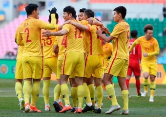 그라운드로 불붙은 축구전쟁, 중국이 2대0으로 홍콩 제압