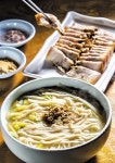 연로한 주인장이 몸으로 치댄 반죽 정화수 한 그릇처럼 단정한 면발이라니