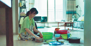 플라스틱 반찬통에 담긴 어머니 인생