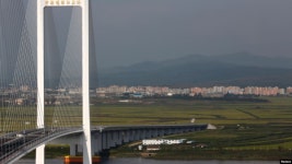 VOA 신압록강대교 북한 측 도로 완공:...北·中 교류 확대 조짐