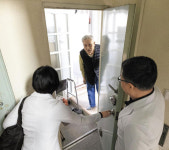 요양병원 나와 집으로… 동네가 날 돌본다오