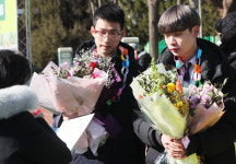 졸업식서도 갈라진 인헌고교 사제의 情