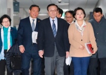표 떨어질라… 與, 결국 비판칼럼 교수·경향신문 고발 취하