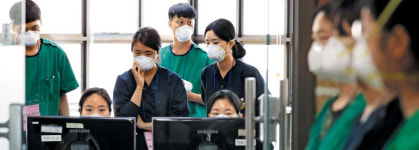 병상 양보하는 환자, 혼자 20명 돌보는 간호사… 대구는 속으로 운다