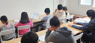 갈 곳 없어… 코로나 위험에도 지역센터 찾는 아이·노인들
