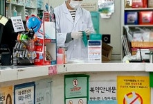 [르포]‘마스크 대란’에 약국은 전쟁중... 약사들 “약 잘못 나갈까 걱정”