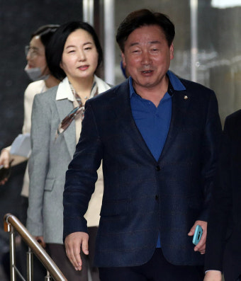 與, 비례당에 의원 꿔주기… 심기준·정은혜·제윤경 제명