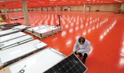 빛 못본 태양광업체 매출 반토막… 베트남으로 옮길 것