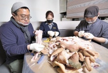 [아무튼, 주말] 먹을 땐 몰랐는데… 대창 뒤집다보니 내 속도 뒤집어지네