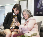 어르신폰 무시마라,  AI 비서 생긴 폴더폰