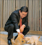 국회 가는 안내견 조이, 그 뒤에는 이건희 댕댕이 사랑
