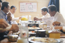 文, 靑인근 곰탕집서 ‘깜짝점심’… “이젠 식당 이용 활발했으면”