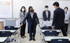 文대통령, “이제 학교가 방역 최전선”
