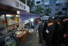 갑질로 숨진 경비원, 경비실 앞 노제에 주민들도 참석