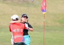 [민학수의 All That Golf]아빠와 딸 첫 우승에 포옹한 날...태어난 후 가장 기뻐요