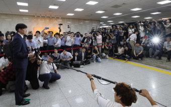 윤미향 기자회견에 포토라인까지 등장…조국 이후 처음