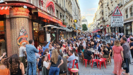 다시 문연 파리 술집들 건배 환호.. 이날 프랑스선 107명 사망