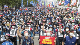 민노총, 다닥다닥 붙어앉아 대규모 집회…중대재해기업처벌법 제정 촉구