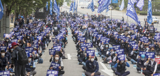 민노총, 다닥다닥 붙어앉아 대규모 집회…중대재해기업처벌법 제정 촉구