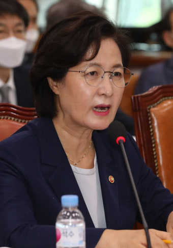 추미애, 아들 질문 나오자 