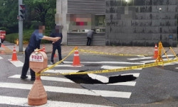 잠실 아파트 입구, 갑자기 땅이 푹...사람 없어 천만다행