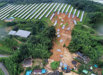 폭우가 휩쓴 자리엔, 4대강·태양광 논란