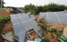 산이 우르르 끓더니, 태양광 패널이 민가를 덮쳐왔다