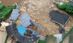 산이 우르르 끓더니, 태양광 패널이 민가를 덮쳐왔다