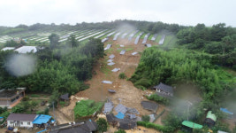 산이 우르르 끓더니, 태양광 패널이 민가를 덮쳐왔다