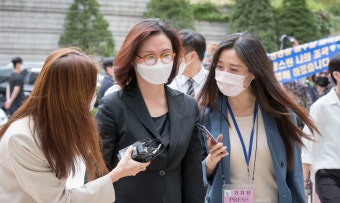 정경심 “건강 안좋다” 재판 중 또 부축받고 떠났다