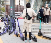 보행자 옆으로 ‘휙휙’… 도심 흉기·흉물된 공유 킥보드