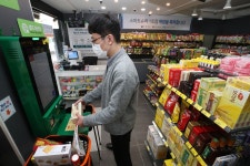 동네수퍼도 24시간 연다…심야엔 무인, 카드 찍고 입장