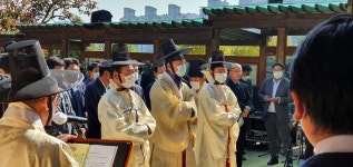 41주기 박정희 前대통령 추도식…200명 주차장서 모니터로 추모