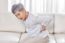 찬바람에 허리가 ‘찌릿’ 경직된 근육 풀어주는 홈 의료기기가 효과적