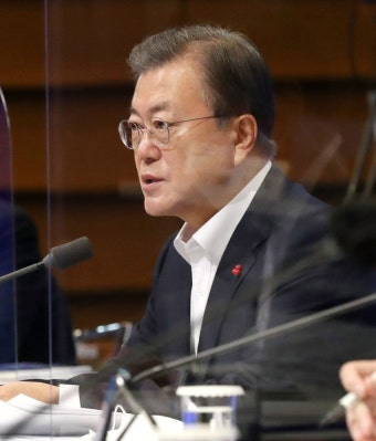 文대통령 사과 총 11번… 조국·추미애 관련이 4번, 코로나 4번