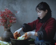 구독자 1400만 중국 유튜버, 김치 담그며 “중국 음식”