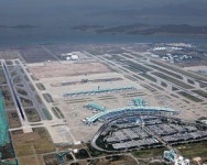 갑자기 나타난 방패연에 화들짝... 인천공항 여객기 착륙하다 급이륙