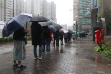 사전 투표율 역대최고...與 “지지층 결집” 野 “분노의 결집”