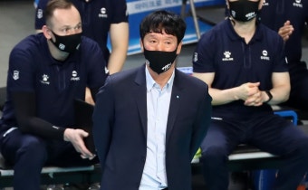 신영철 우리카드 감독 “알렉스 선발 출전…산틸리 감독 예의 없어”