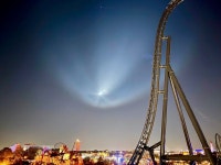 우주 테마파크 상공으로 진짜 우주선이 날아갔다