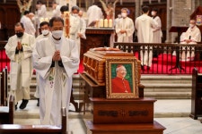 弔鐘 울리는 가운데 명동성당 떠나... 故 정진석 추기경 장례미사 봉헌