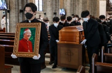 弔鐘 울리는 가운데 명동성당 떠나... 故 정진석 추기경 장례미사 봉헌