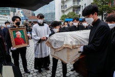 弔鐘 울리는 가운데 명동성당 떠나... 故 정진석 추기경 장례미사 봉헌