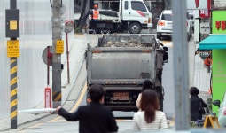 강남 한복판 초등생 엄마 시위하는 사연? 공사판 속 ‘외딴 섬 된 학교