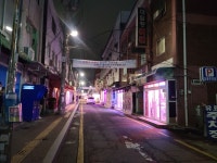 “얘기만 했어요”… 경찰 덮친 다음날에도 수원 홍등가 불은 켜졌다