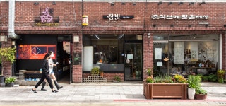 [아무튼, 주말] ‘방화수류정’서 피크닉, 성곽길 따라 자전거 여행… 수원화성에 ‘수며들다’