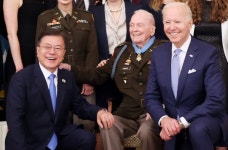 [만물상] 바이든, 文 앞에서 중공군 막은 老兵에 훈장
