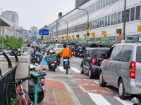 ‘위험천만 청계천 자전거 전용도로… 차로 위 지나고 대형 흡연장도 생겨