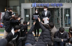 [단독] 文 “직접 챙기겠다”했는데… 靑은 피살 공무원 유족 카톡 ‘읽씹’